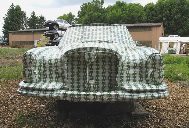 Broken Mercedes - Autofriedhof Kaufdorf, CH - 2008